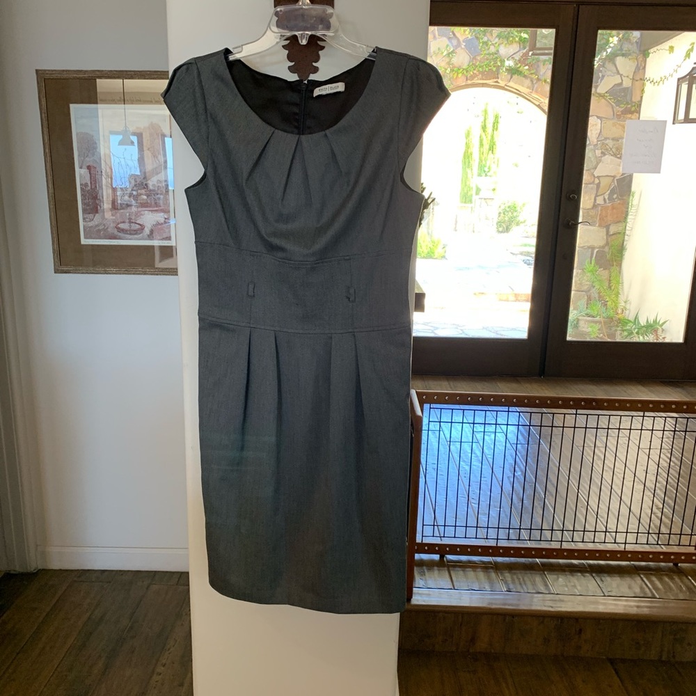 WHBM business casual dress with wide waistband and cap sleeves, never worn sz 6